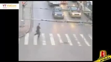 فرار لحظه آخری مرد جوان از مرگ حتمی در برخورد با اتوبوس + فیلم