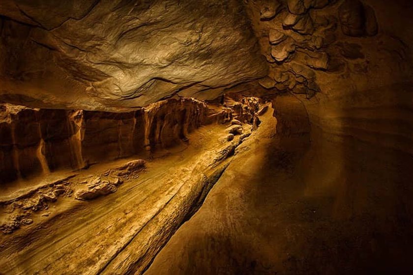 تنگه چاهکوه با عمقی حدود 100 متر ؛ یادگار میلیون ها سال 