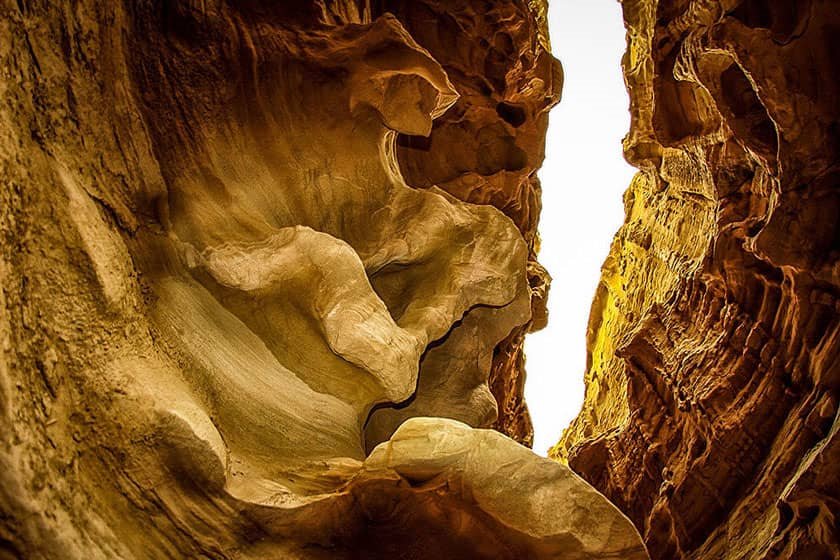 تنگه چاهکوه با عمقی حدود 100 متر ؛ یادگار میلیون ها سال 