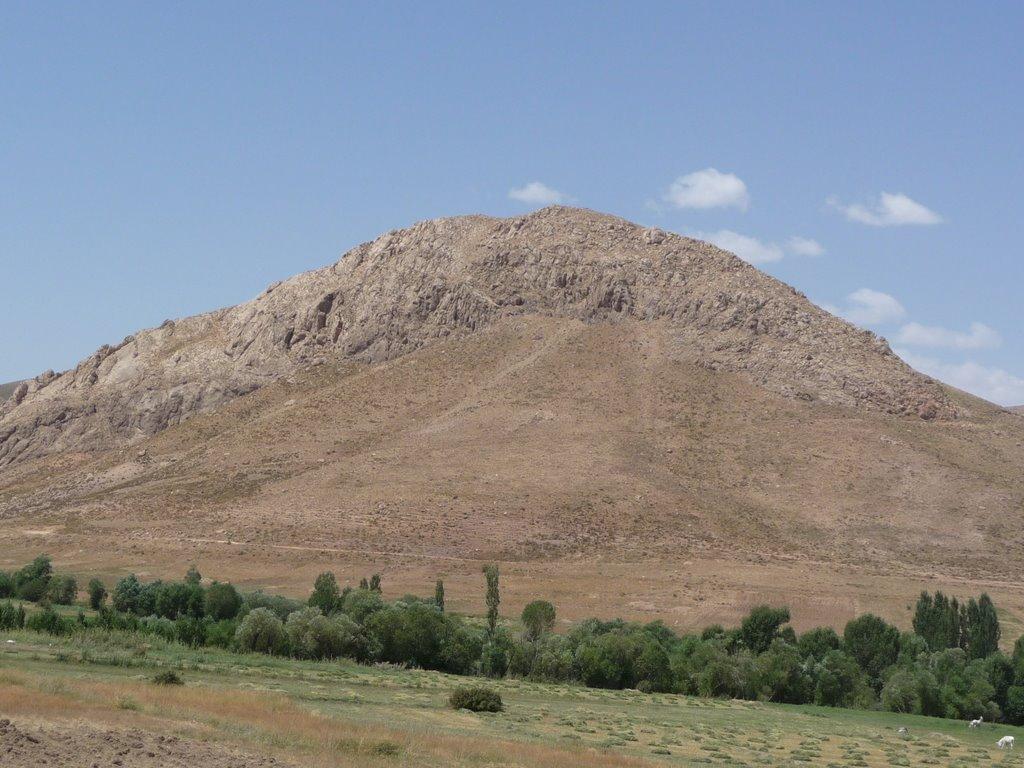 قلیچ؛ کوهی با ارتفاع ۳۱۷۰ متر در زرنذیه