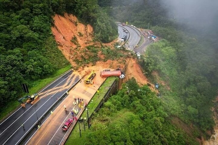 تصاویری تلخ از رانش زمین و سقوط ۲۰ خودرو و کامیون در برزیل/ فیلم