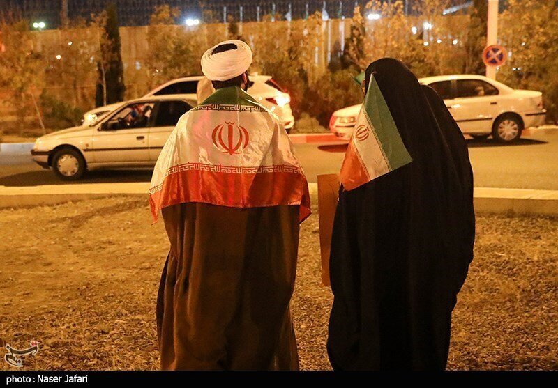  تیپ متفاوت یک روحانی و همسرش در مراسم استقبال از ملی پوشان + عکس