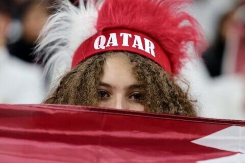 بوسه بازیکن برهنه بر یک زن در جام جهانی قطر + عکس