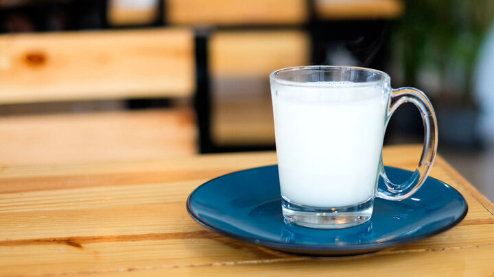 فواید نوشیدن یک لیوان شیر گرم قبل از خواب