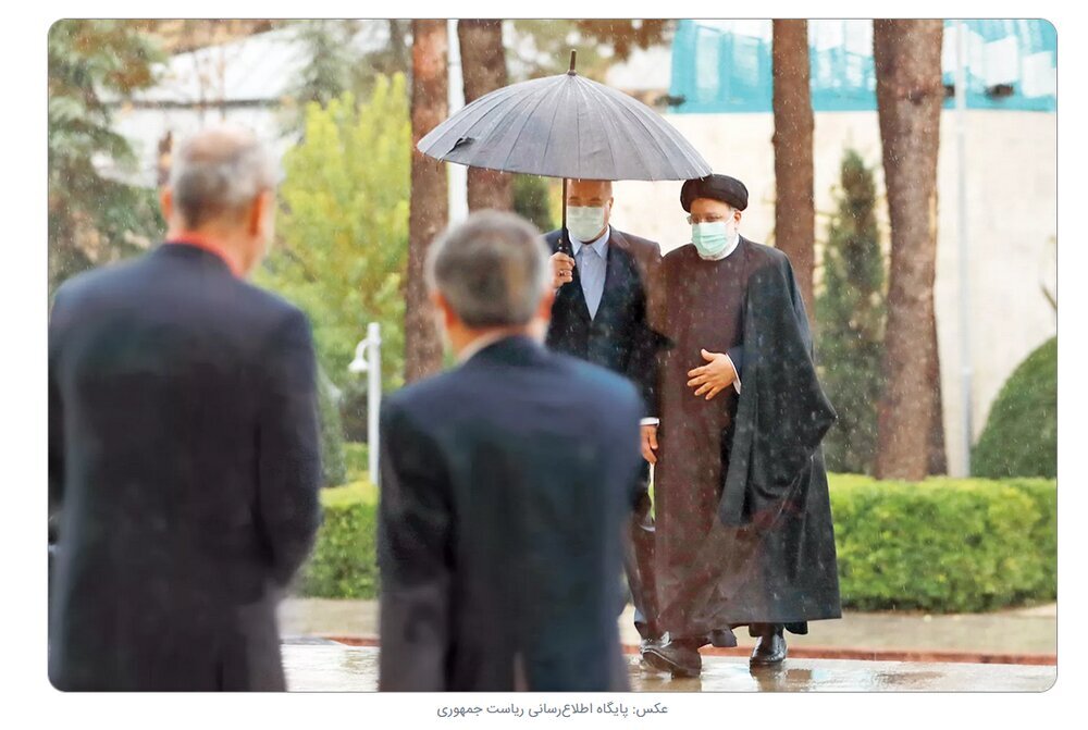دو سیاستمدار زیر یک چتر نگنجند! / عکس متفاوت قالیباف و رئیسی، جنجال‌برانگیز شد