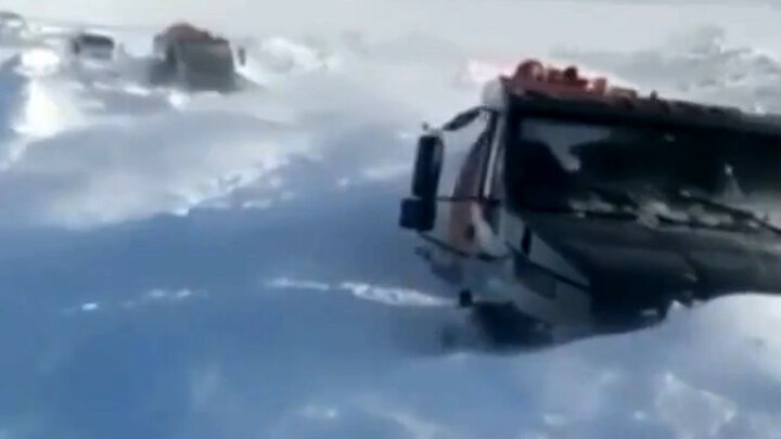 تصاویر آخرالزمانی از حبس شدن کامیون داران زیر برف + فیلم