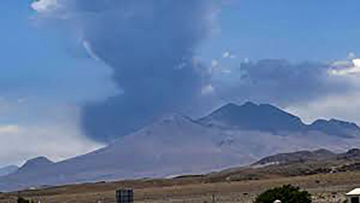 صدور هشدار زرد درپی فوران آتشفشان لاسکار در شمال شرقی شیلی + فیلم