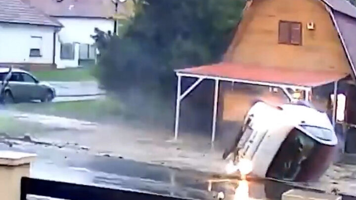 برخورد مرگبار راننده مست با تیر چراغ برق در هوای بارانی + فیلم