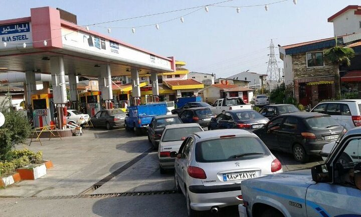 علت صف‌های طولانی پمپ بنزین در تهران چیست؟ + قیمت بنزین گران می شود؟