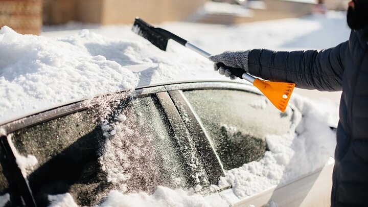 اقدام عجیب صاحب خودرو برای محافظت از خودرویش در برابر برف + فیلم