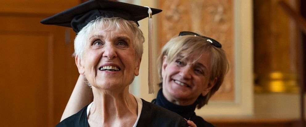 زنی ۹۰ ساله که پس از ۷۱ سال فارغ التحصیل شد!