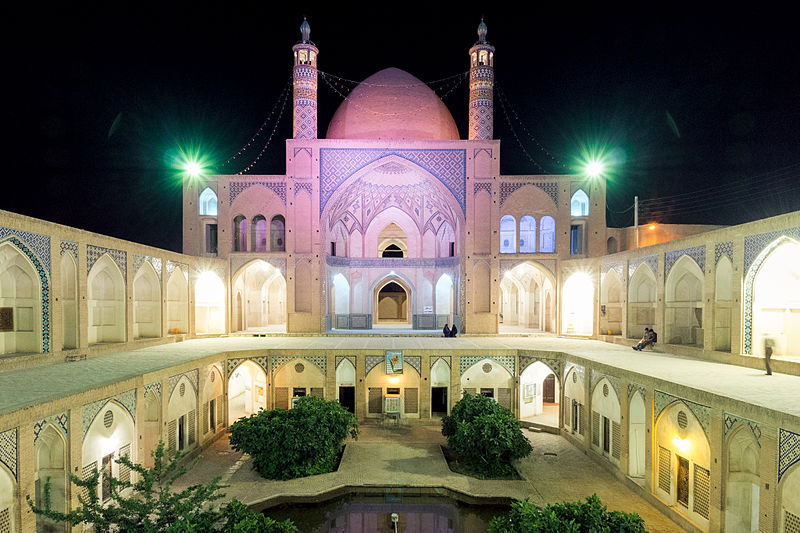 مسجد و مدرسه آقابزرگ کاشان منسوب به چه کسی است؟