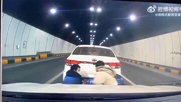 پرس شدن سه جوان بین دو خودرو | وحشتناک ترین تصادف دنیا در تونل + فیلم