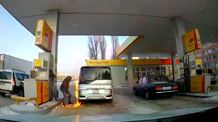 لحظه آتش گرفتن خودروی ون با بی احتیاطی راننده + فیلم