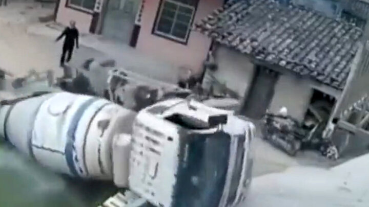 ویدیو هولناک چپ کردن کامیون میکسر در رودخانه