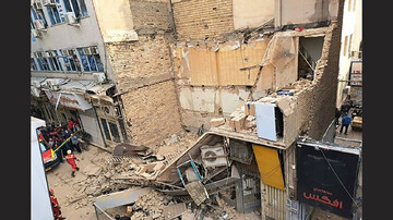 نخستین تصاویر از لحظه ریزش ساختمان در خیابان ملت تهران ! /  فیلم