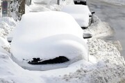 بارش عجیب برف در کانادا / مردم خودروهای خود را پیدا نمی‌کنند! + فیلم