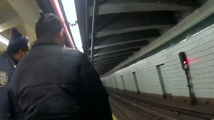 ویدیو دلهره آور از لحظه نجات مرد میانسال از روی ریل مترو 