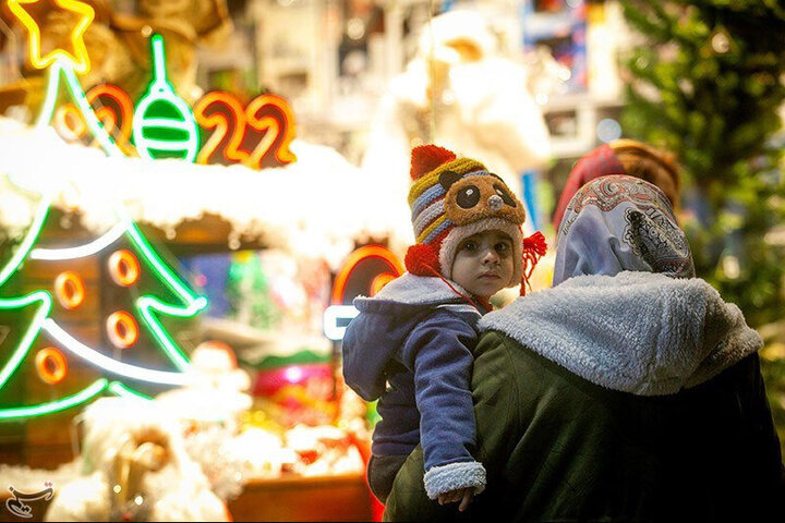 تزئین جالب تراس یک خانه‌ برای کریسمس در تهران + عکس