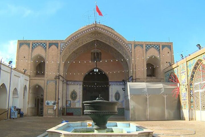 معماری مسجد جامع کاشان به چه دوره‌ای می‌رسد؟