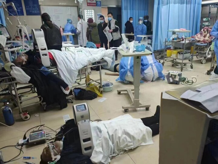 وضعیت تکان‌دهنده کرونا در چین / بیماران روی زمین بستری شده‌اند! + فیلم