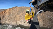 ویدیو دلهره آور از لحظه نجات ۲ کوهنورد توسط هلیکوپتر امداد