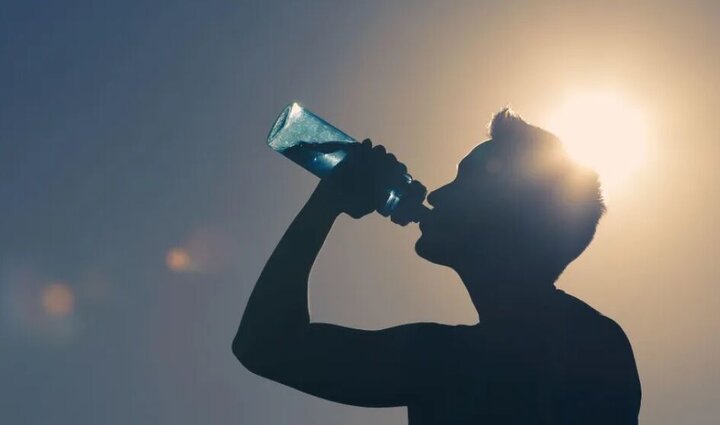 چرا باید در طول روز ۸ لیوان آب بنوشیم؟