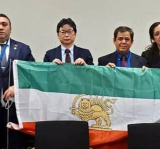 عکس | توهین زشت عضو پارلمان ژاپن به پرچم ایران !
