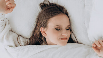 خوابیدن با آرایش چقدر به پوست آسیب می‌رساند؟