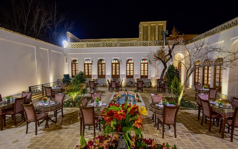 اقامتگاه سنتی هزار و یک شب چهار باغ اصفهان کجاست؟