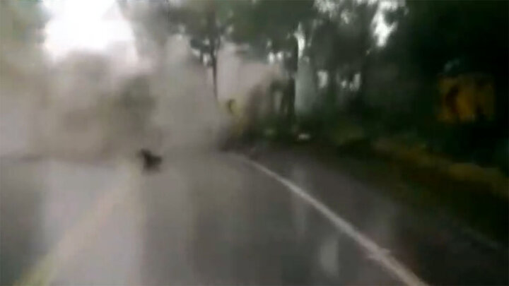 مدفون شدن خودروهای در جاده به دلیل ریزش کوه + فیلم هولناک