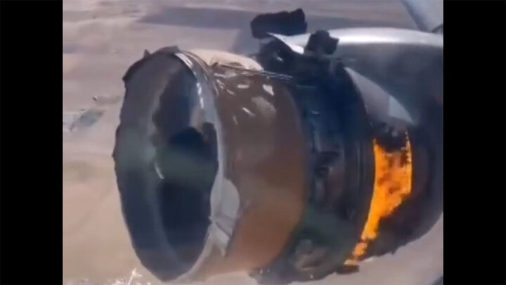 ویدیو دلهره آور از لحظه آتش گرفتن موتور هواپیمای مسافربری در آسمان