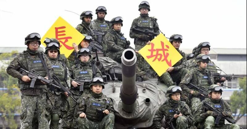 تحویل سیستم‌های ضدتانک آتشفشان به ارتش تایوان/ آیا تایوان برای حمله‌ زمینی چین آماده می‌شود؟ +فیلم