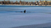نجات معجزه آسای جان کودک گرفتار شده در دریاچه یخی + فیلم