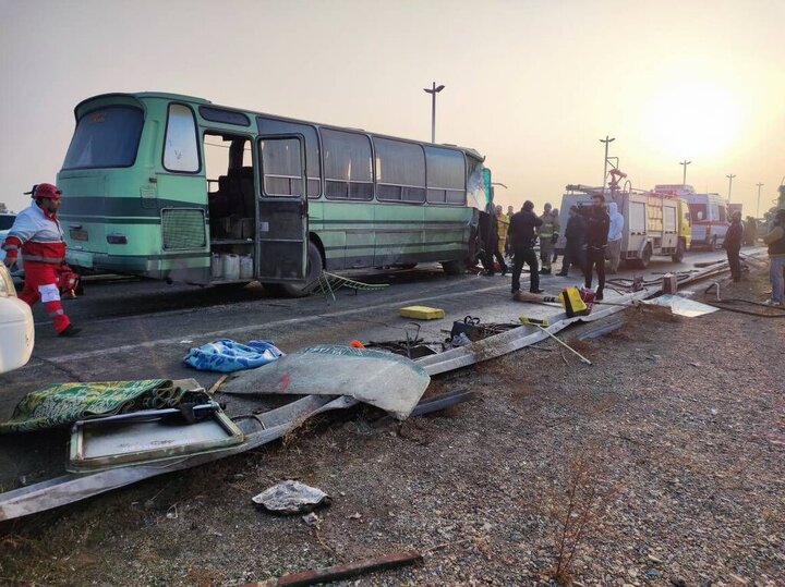 تصادف وحشتناک اتوبوس کارگران با کامیون / آمار کشته و مصدومان اعلام شد