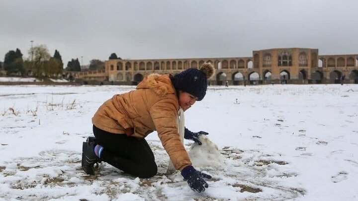 تصاویر دیدنی از برف بازی اصفهانی‌ها در زاینده رود یخ زده + فیلم