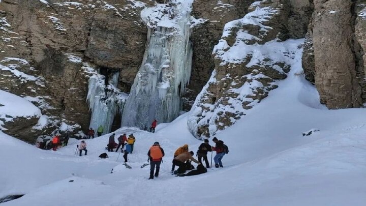 یخ زدن آبشار سنگان تهران از سرما + فیلم