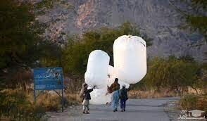 وقتی مردم گاز طبیعی را با کیسه پلاستیکی به خانه می‌برند! / عکس