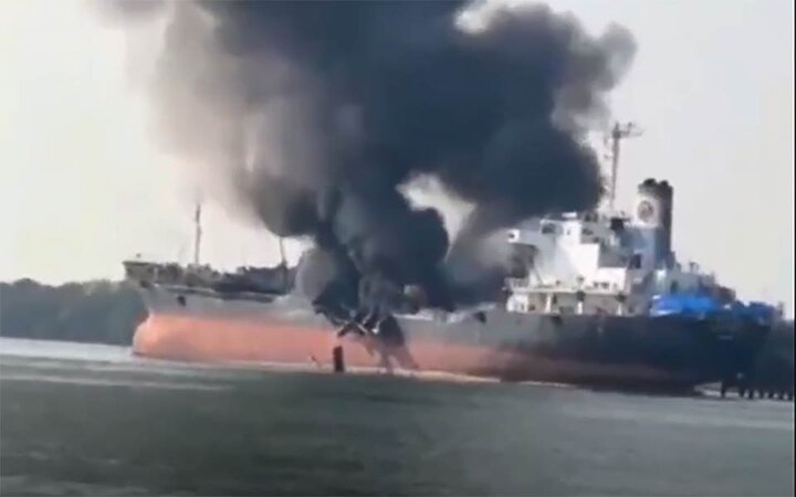 لحظه انفجار نفت‌کش تایلندی روی رودخانه + فیلم