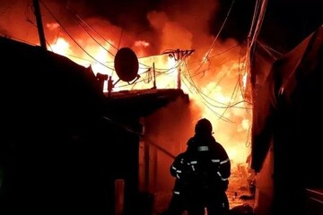 آتش گرفتن بیش از ۶۰ خانه حلبی در حلبی آباد + فیلم