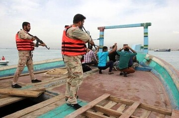 جزئیات توقیف یک «شناور» در خلیج فارس / ۵ نفر دستگیر شدند