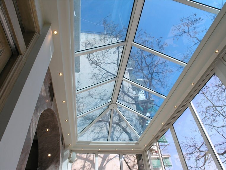 سقف کاذب حیات خلوت چیست؟ | استفاده از پلی کربنات و نورگیر حبابی در سقف کاذب حیات خلوت  و پاسیو