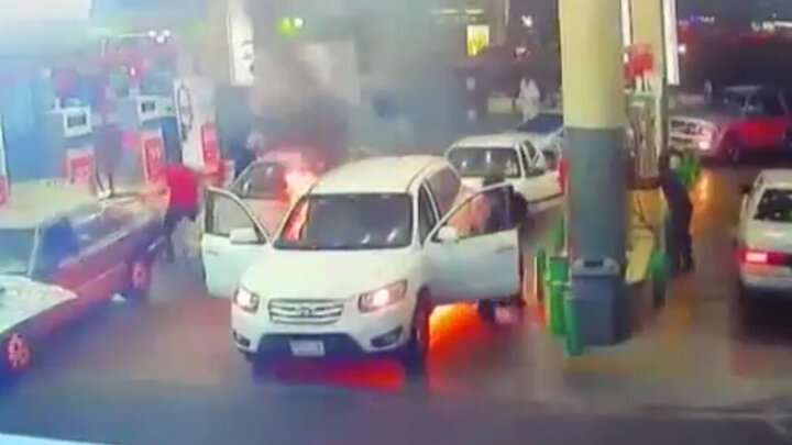 لحظه آتش گرفتن باک بنزین خودروی سانتافه در پمپ بنزین / فیلم