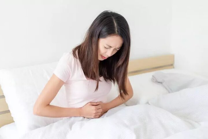 علت درد زیر شکم سمت چپ در زنان و نشانه‌های بروز آن