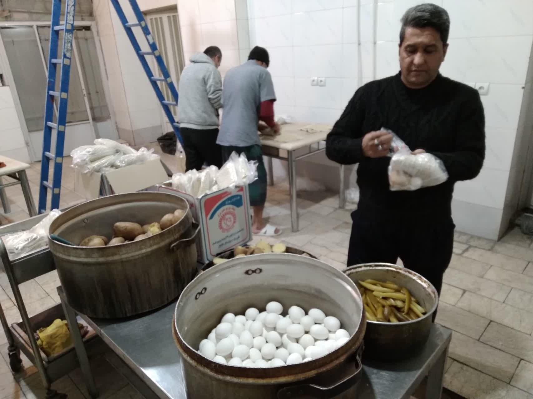 روایت مهربانی؛ توزیع یک وعده غذا بین معتادین متجاهر 