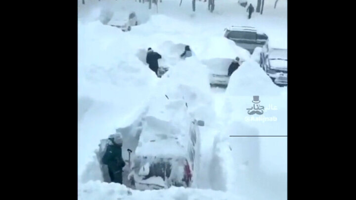مدفون شدن عجیب خودروها زیر برف چند متری + فیلم