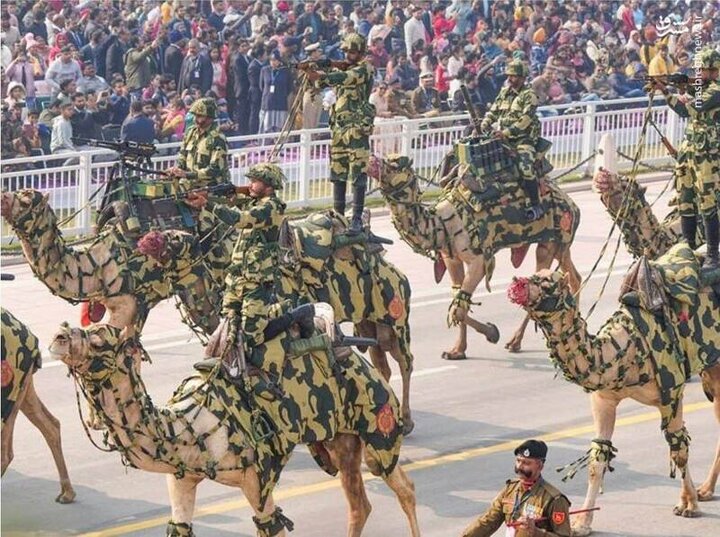  رژه عجیب ارتش این کشور بر روی شتر! / فیلم