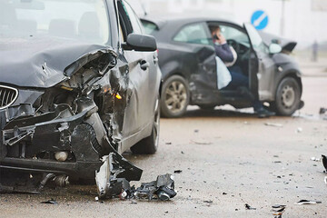 تصادف زنجیره‌ای ۱۰ خودروی سبک و سنگین در کرمان / آمار کشته و مصدومان اعلام شد