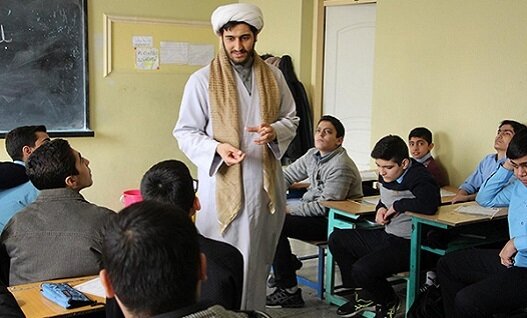شیوه‌های وزارت آموزش و پرورش برای اقامه نماز در مدارس / حضور ۴۷ هزار روحانی در مدارس کشور 