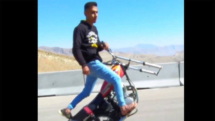 زمین خوردن وحشتناک جوان موتورسوار اهوازی هنگام تک چرخ زدن + فیلم